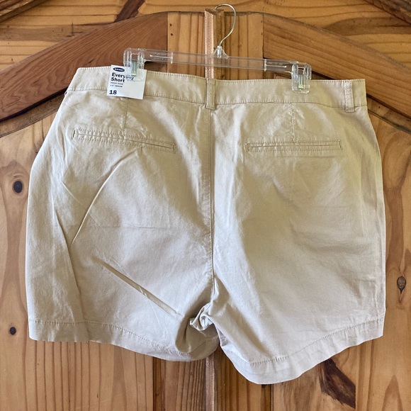 Women Old Navy Everyday High Rise tan khaki chino shorts size 18 - NWT - Picture 7 of 10